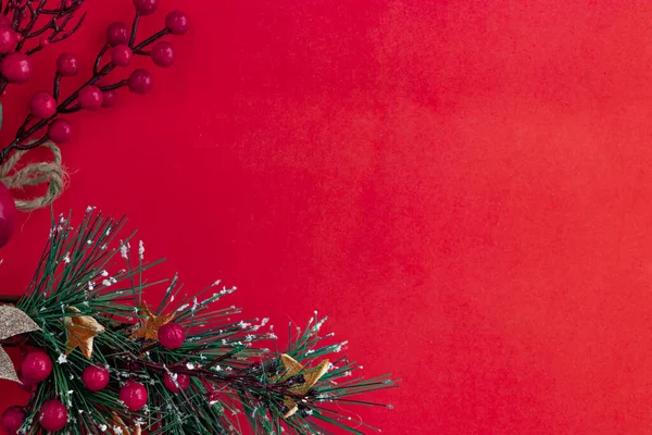 Noel ağacıyla yazılmış bir mesaj için kırmızı boşluk. Yüksek kalite fotoğraf