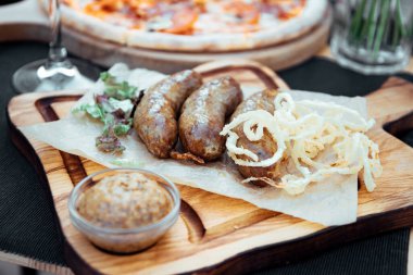  Restoranda servis edilen sıcak Bavyera sosisleri. Yakın plan, seçici odaklanma. Yüksek kalite fotoğraf