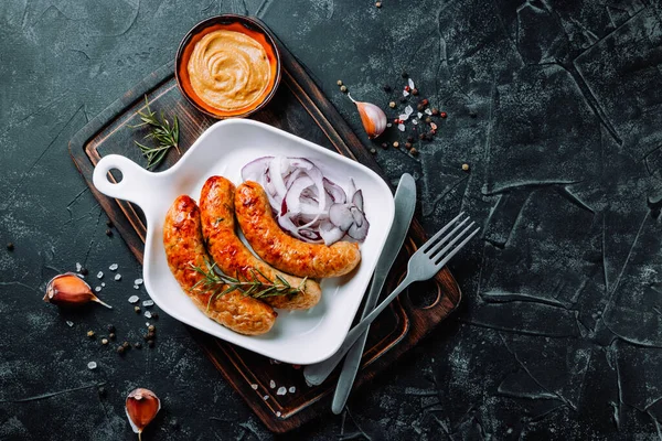 Baharatlı bir tabakta ızgara sosis, üst manzara, kopyalama alanı. Yüksek kalite fotoğraf