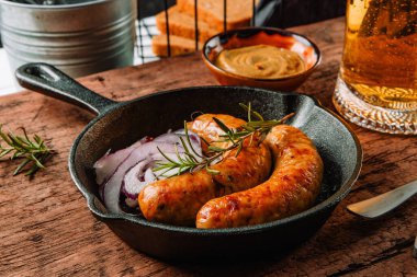  Tavada kızarmış sosis ve hafif bira yakın plan. Yüksek kalite fotoğraf