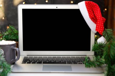  Laptop ve kahvenin etrafı yılbaşı süsleriyle çevrili. Resim veya metin için boş yer var. Yüksek kalite fotoğraf