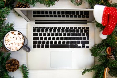  Laptop ve kahvenin etrafı Noel süslemeleriyle çevrili. Yüksek kalite fotoğraf