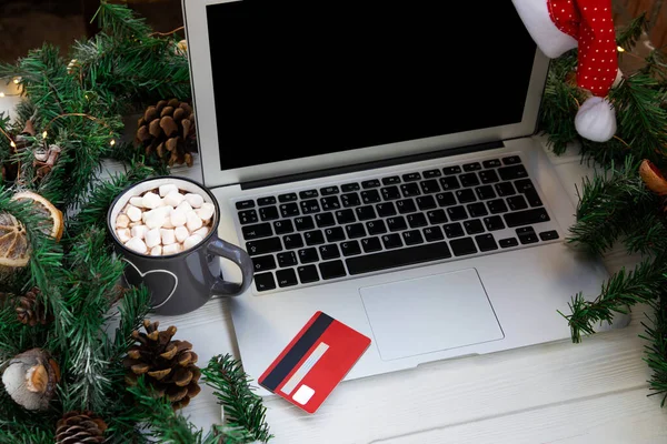  Yeni yılda dizüstü bilgisayar ve kredi kartı ayarlama - Noel tatilinde online alışveriş kavramı. Yüksek kalite fotoğraf