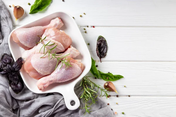 Fırın kabında çiğ tavuk bacağı, baharatlar, üst manzara, kopyalama alanı. Yüksek kalite fotoğraf