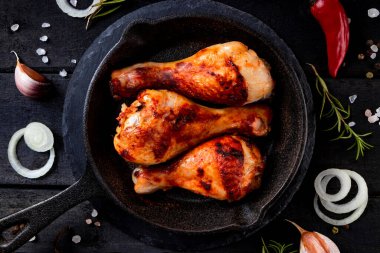  Kavrulmuş tavuk budu ve dökme demir bir tava. Yüksek kalite fotoğraf