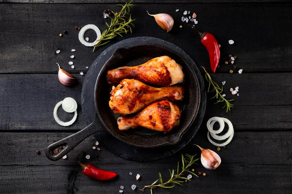  Kızarmış tavuk budu, dökme demir bir tavada, yakın çekim, üst manzara. Yüksek kalite fotoğraf