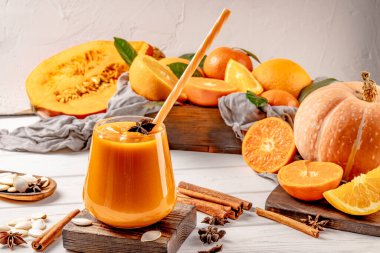  Masada baharatlı bir bardak balkabağı ve portakal suyu. Yüksek kalite fotoğraf