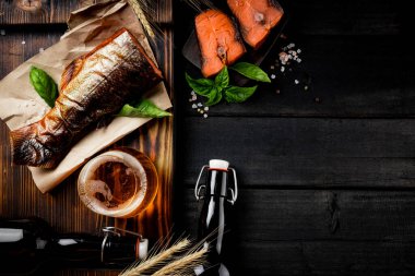  Hafif bira ve tuzlu kırmızı balık, üst görüş, metnin için boş yer. Yüksek kalite fotoğraf