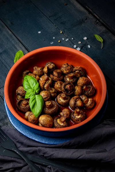 Champignons Forno Con Spezie Uno Sfondo Nero Primo Piano Spazio — Foto Stock