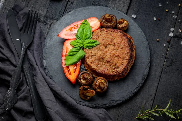 Fleischschnitzel Mit Pilzen Tomate Und Basilikum Auf Einem Schieferteller Hochwertiges — Stockfoto