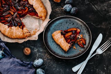  Bir tabak erikli ev yapımı bisküvi. Yüksek kalite fotoğraf