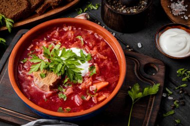 Sofraya ekşi krema serpiştirilmiş Borscht. Bir tabak geleneksel Rus ve Ukrayna mutfağı. Yüksek kalite fotoğraf