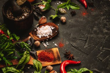  Siyah arkaplanda yemek pişirmek için farklı baharat ve otlar, metin için boş alan