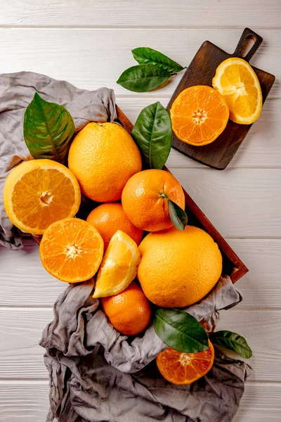 Цитрусовые фрукты - апельсины и мандарины вид сверху — стоковое фото