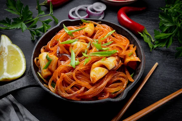  Kalamar ve sebzeli Asya yapımı cam erişte. Yüksek kalite fotoğraf