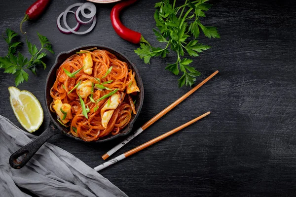  Kalamar ve sebzeli Asya yapımı cam erişte. Üst görünüm, boşluğu kopyala. Yüksek kalite fotoğraf