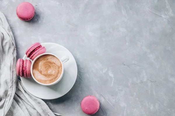 Secangkir Kopi Dan Kue Makaroon Kecil Dengan Latar Belakang Beton — Stok Foto