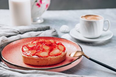 Kahvaltıda büyük çilekli pasta. Yüksek kalite fotoğraf