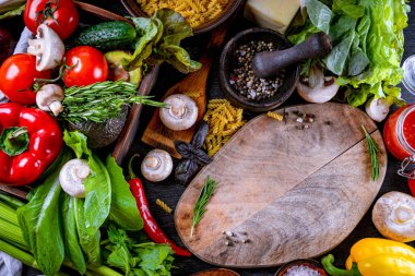  Çeşit çeşit çiğ yiyecekler, sebzeler ve baharatlar üst manzara, yemek geçmişi. Yüksek kalite fotoğraf