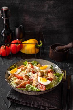  Masada dikey fotoğraflı tavuklu Sezar salatası. Yüksek kalite fotoğraf