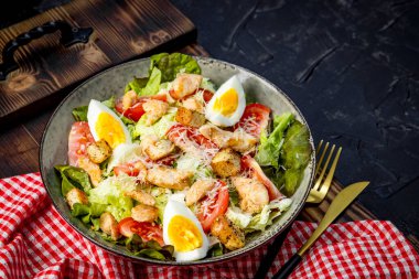  Yakın plan tabakta tavuklu ve yumurtalı Sezar salatası. Yüksek kalite fotoğraf
