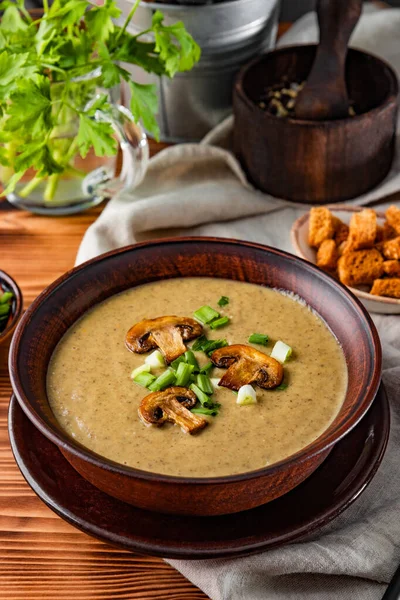  Bir tabak ev yapımı mantar püresi çorbası, dikey fotoğraf. Yüksek kalite fotoğraf