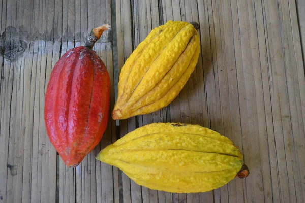 Hoge Hoek Uitzicht Van Rijpe Cacao Oranje Geel Bamboetafel — Stockfoto