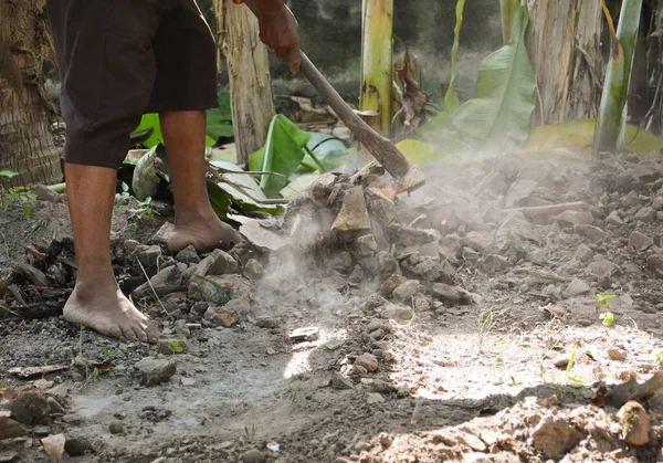 Çöp Adam gün içinde arka bahçede bir çapa kullanarak taşlardan kurtuldu.
