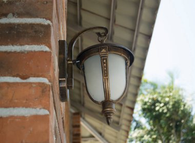 Klasik modern dekoratif lambanın yan açısı açık tuğla duvara monte edilmiştir.