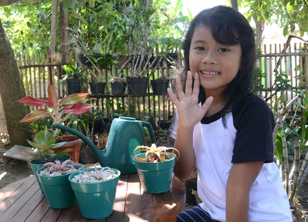 Menina Pequena Dente Quando Sentada Com Água Alta Cinco Plantas — Fotografia de Stock
