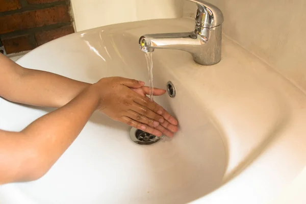 Natte Handen Met Water Voordat Wassen Handen Met Hand Zeep — Stockfoto