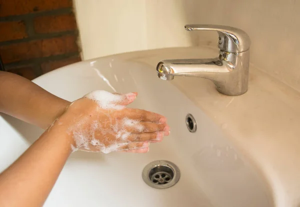 Handen Wassen Met Hand Zeep Door Cupped Handen Tegen Elkaar — Stockfoto