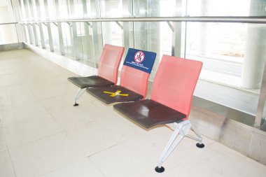 YOGYAKARTA, INDONESIA - AUGust, 2020: İnsanların COVID-19 Virüslerinden Mesafeyi Korumak İçin Bir Koltuk Uzaklık Düzenleme ve İnsanların Enfeksiyon Riskinden Korunması İçin Sarı Sınır Çizgisi İşareti