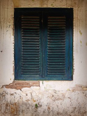Akdeniz 'deki eski bir evin eski ahşap pencere panjurları, klasik arka plan.