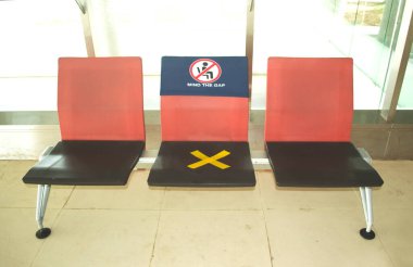 Coronavirus durumu, yasaklanmış levhalarla toplu taşımacılık ile seyahat, sosyal uzaklık ile güvenlik kurallarına yol açar..