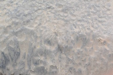 Yüksek açılı deniz kumu ve su dalgaları