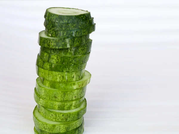 白背景新鲜生菜片黄瓜 有机健康蔬菜 — 图库照片