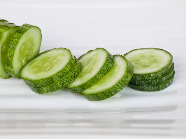 Frische Roh Geschnittene Gurke Weißen Hintergrund Biologisches Und Gesundes Gemüse — Stockfoto