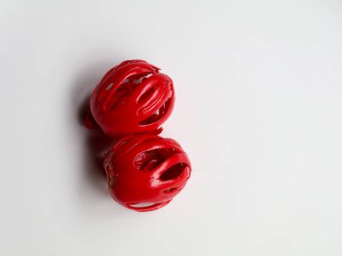 Taze kırmızı hindistan cevizi topuzu, beyaz arka planda tutulan tohum örtüsü. Nutmeg, Myristica parfümleri, baharatlı meyveleri olan tropikal bir yeşil ağaçtır.