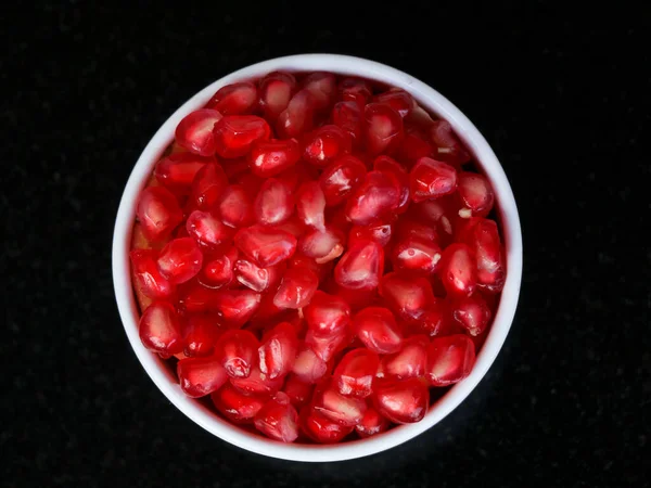 Frische Rote Granatapfelkerne Einer Weißen Schüssel Biologische Und Gesunde Früchte — Stockfoto