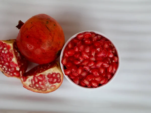 Frische Rote Granatapfelfrüchte Und Kerne Vor Weißem Hintergrund Biologische Und — Stockfoto