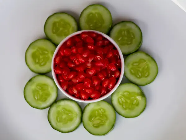 Frisch Geschnittene Gurken Und Granatapfelkerne Bio Gesundes Gemüse Und Obst — Stockfoto