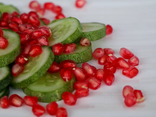 Frisch Geschnittene Gurken Und Granatapfelkerne Bio Gesundes Gemüse Und Obst — Stockfoto