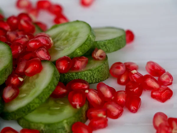 Frisch Geschnittene Gurken Und Granatapfelkerne Bio Gesundes Gemüse Und Obst — Stockfoto