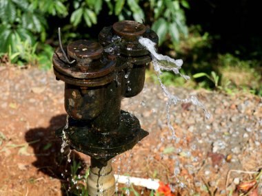 Yol kenarında su sızıntısı var, su israfı var.