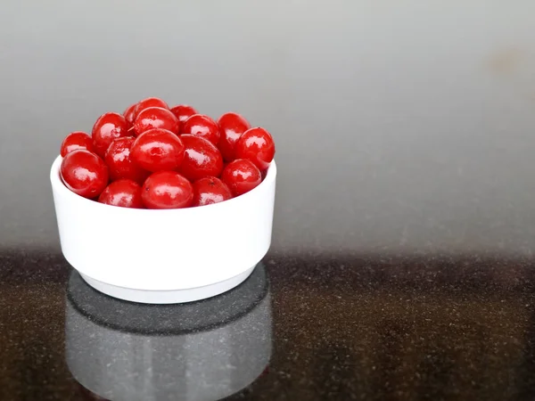 Frutas Cereja Doces Cor Vermelha Uma Tigela Branca Contra Fundo — Fotografia de Stock