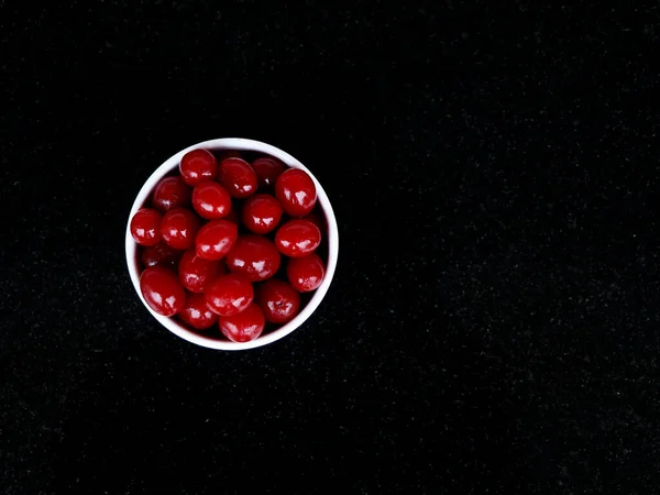 Frutas Cereja Doces Cor Vermelha Uma Tigela Branca Contra Fundo — Fotografia de Stock