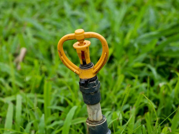 Aspersor Agua Color Amarillo Sobre Tubo Plástico Colocado Jardín Fondo — Foto de Stock