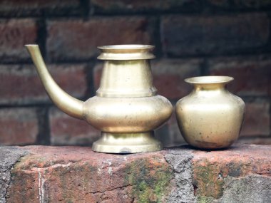 Kindi ve Montha geleneksel bronz damarları Kerala 'da su tutmak için kullanılır.