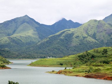 Batı Ghat 'lerinde güzel tepeler Banasura sagar barajına karşı, Kerala, uzak çekim.